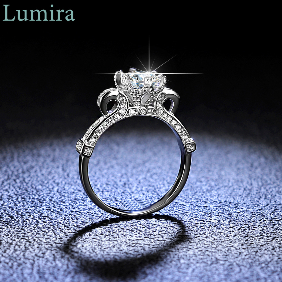 Moissanite Engagement Ring 1 Carat - Классическое шестизубчатое 1-каратное кольцо Lumira с